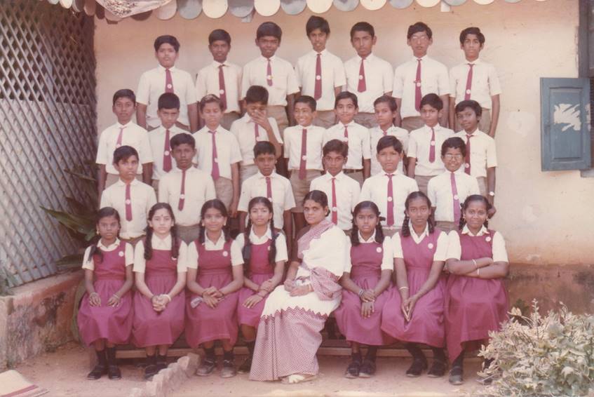 A group of students posing for a photo

Description automatically generated